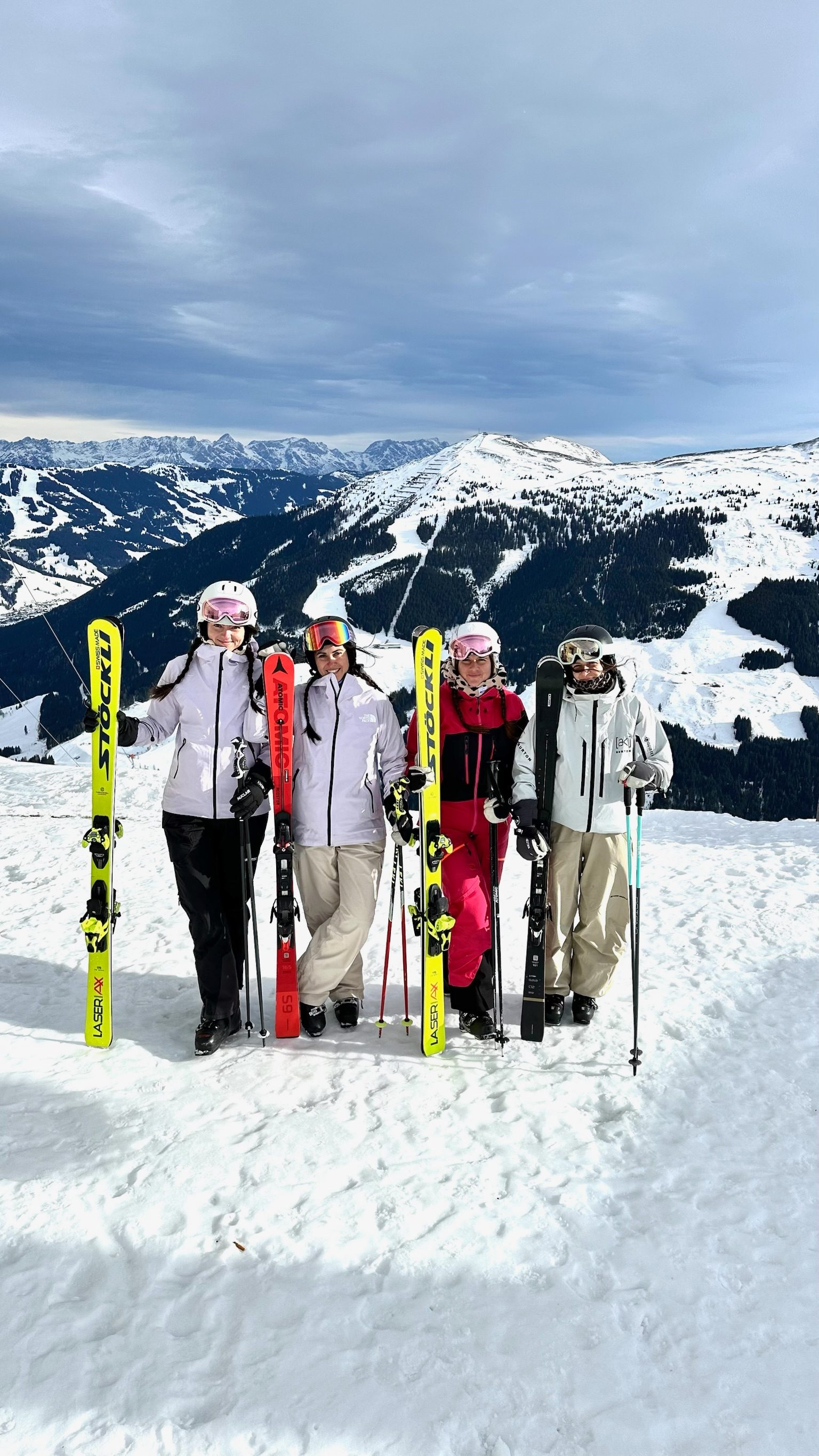 Skigruppe posiert für Foto